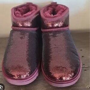 . SIZE 6.  UGG CLASSIC ULTRA MINI MSIZE6IRROR BBOLL WILD GRAPES